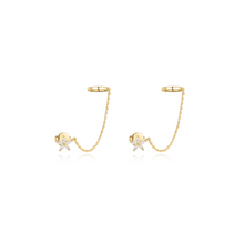 Load image into Gallery viewer, LA MAISON BAGATELLE  FLOWER EARCUFF GOLD En enda liten blomma med kedja som förbinder den med en ear cuff. 