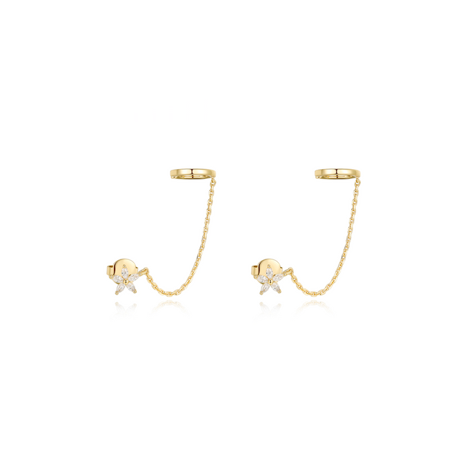 LA MAISON BAGATELLE  FLOWER EARCUFF GOLD En enda liten blomma med kedja som förbinder den med en ear cuff. 