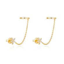 Load image into Gallery viewer, LA MAISON BAGATELLE FLOWER EARCUFF GOLD En enda liten blomma med kedja som förbinder den med en ear cuff.  Redigera alternativ text