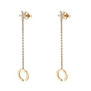 LA MAISON BAGATELLE FLOWER EARCUFF GOLD En enda liten blomma med kedja som förbinder den med en ear cuff.  Redigera alternativ text