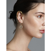 Load image into Gallery viewer, LA MAISON BAGATELLE FLOWER EARCUFF GOLD En enda liten blomma med kedja som förbinder den med en ear cuff.  Redigera alternativ text