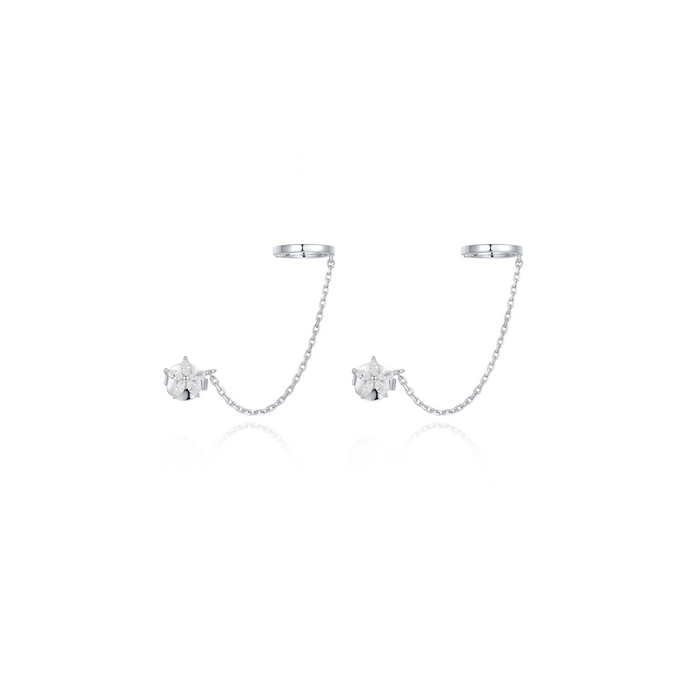 LA MAISON BAGATELLE FLOWER EARCUFF SILVER En enda liten blomma med kedja som förbinder den med en ear cuff. 