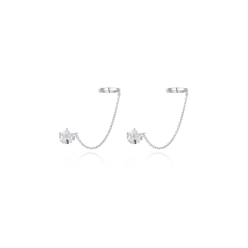 LA MAISON BAGATELLE FLOWER EARCUFF SILVER En enda liten blomma med kedja som förbinder den med en ear cuff. 