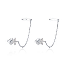 Load image into Gallery viewer, LA MAISON BAGATELLE FLOWER EARCUFF SILVER En enda liten blomma med kedja som förbinder den med en ear cuff. 