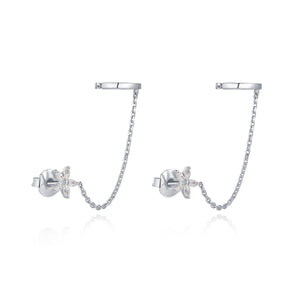 LA MAISON BAGATELLE FLOWER EARCUFF SILVER En enda liten blomma med kedja som förbinder den med en ear cuff. 
