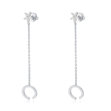 Load image into Gallery viewer, LA MAISON BAGATELLE FLOWER EARCUFF SILVER En enda liten blomma med kedja som förbinder den med en ear cuff. 