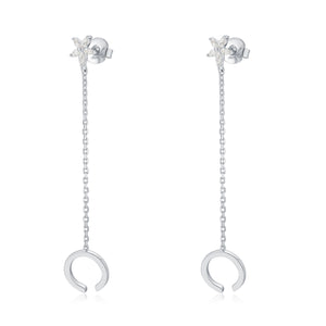 LA MAISON BAGATELLE FLOWER EARCUFF SILVER En enda liten blomma med kedja som förbinder den med en ear cuff. 