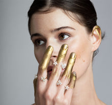 Load image into Gallery viewer, LA MAISON BAGATELLE  FLOWER RING GOLD  En blombukett med navette slipade Swarovski stenar.