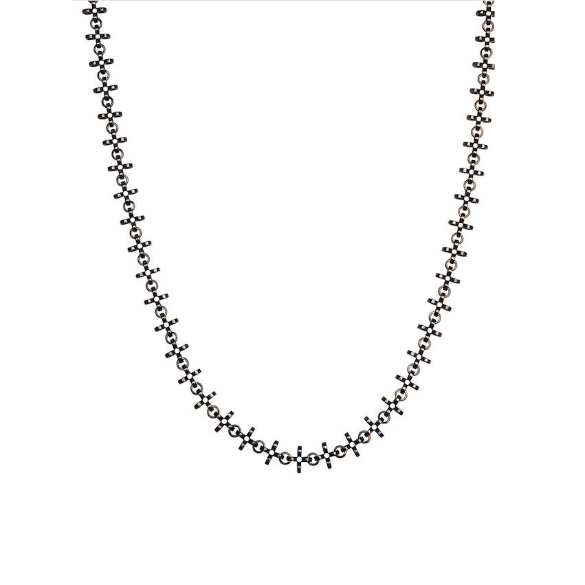 PANTOLIN CROSS CHAIN NECKLACE BLACKSILVER LONG Elegant och välarbetad halslänh från Pantolin. Länkarna är formade som små kors och knäpps med ett diskret lås.