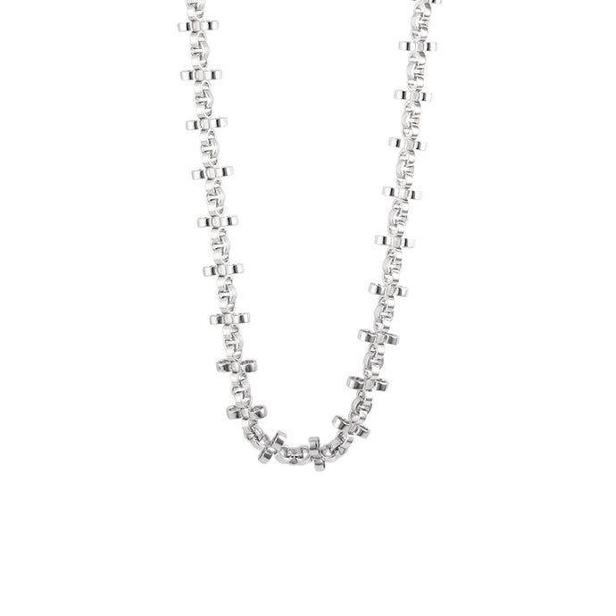 PANTOLIN CROSS CHAIN NECKLACE SILVER SHORT Elegant och välarbetad halslänh från Pantolin. Länkarna är formade som små kors och knäpps med ett diskret lås.