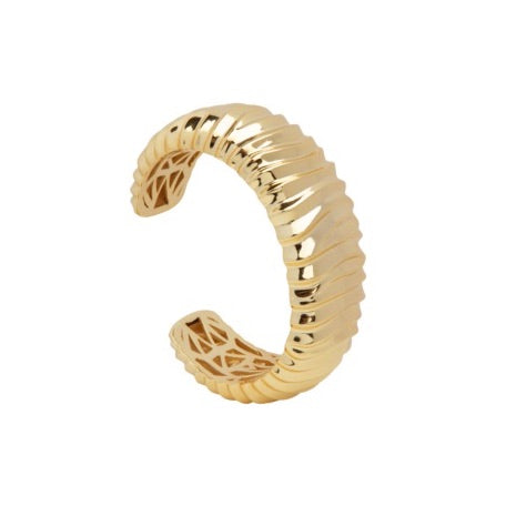 PANTOLIN DUNE BANGLE GOLD I serien Dune kommer inspirationen från de vackra formerna i sanden i strandbrynet där havet svept upp och den meditativa känslan när fingrarna följer dem.