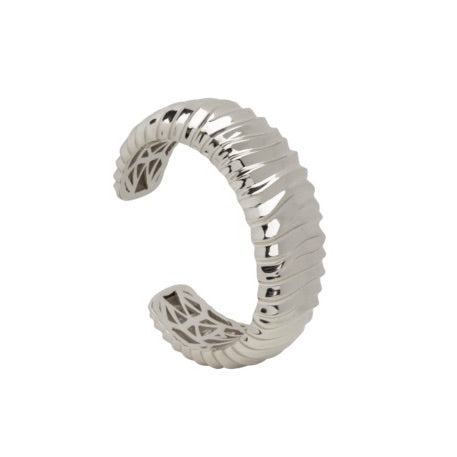 PANTOLIN DUNE BANGLE SILVER  I serien Dune kommer inspirationen från de vackra formerna i sanden i strandbrynet där havet svept upp och den meditativa känslan när fingrarna följer dem.