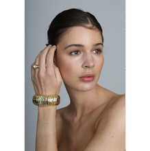 Load image into Gallery viewer, PANTOLIN DUNE BANGLE SILVER I serien Dune kommer inspirationen från de vackra formerna i sanden i strandbrynet där havet svept upp och den meditativa känslan när fingrarna följer dem.  Redigera alternativ text