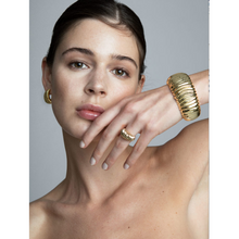 Load image into Gallery viewer, PANTOLIN DUNE BANGLE GOLD I serien Dune kommer inspirationen från de vackra formerna i sanden i strandbrynet där havet svept upp och den meditativa känslan när fingrarna följer dem.