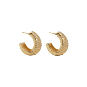 PANTOLIN DUNE EARRINGS GOLD I serien Dune kommer inspirationen från de vackra formerna i sanden i strandbrynet där havet svept upp och den meditativa känslan när fingrarna följer dem.