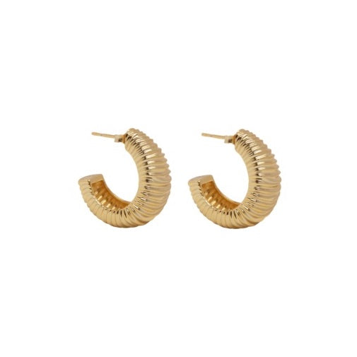 PANTOLIN DUNE EARRINGS GOLD I serien Dune kommer inspirationen från de vackra formerna i sanden i strandbrynet där havet svept upp och den meditativa känslan när fingrarna följer dem.