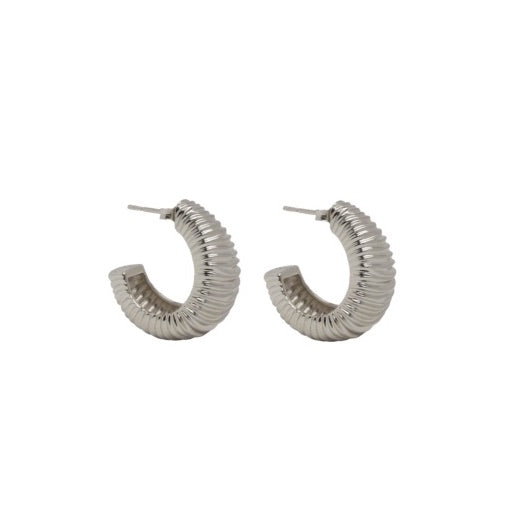 PANTOLIN DUNE EARRINGS SILVER I serien Dune kommer inspirationen från de vackra formerna i sanden i strandbrynet där havet svept upp och den meditativa känslan när fingrarna följer dem.