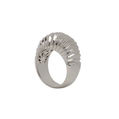 PANTOLIN DUNE RING SILVER I serien Dune kommer inspirationen från de vackra formerna i sanden i strandbrynet där havet svept upp och den meditativa känslan när fingrarna följer dem.