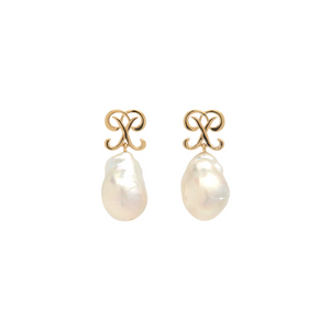 PANTOLIN MONOGRAM PEARL EARRINGS GOLD Pantolins monogram med vackra barockpärlor. Varje pärla är unik så storleken skiljer sig från par till par.