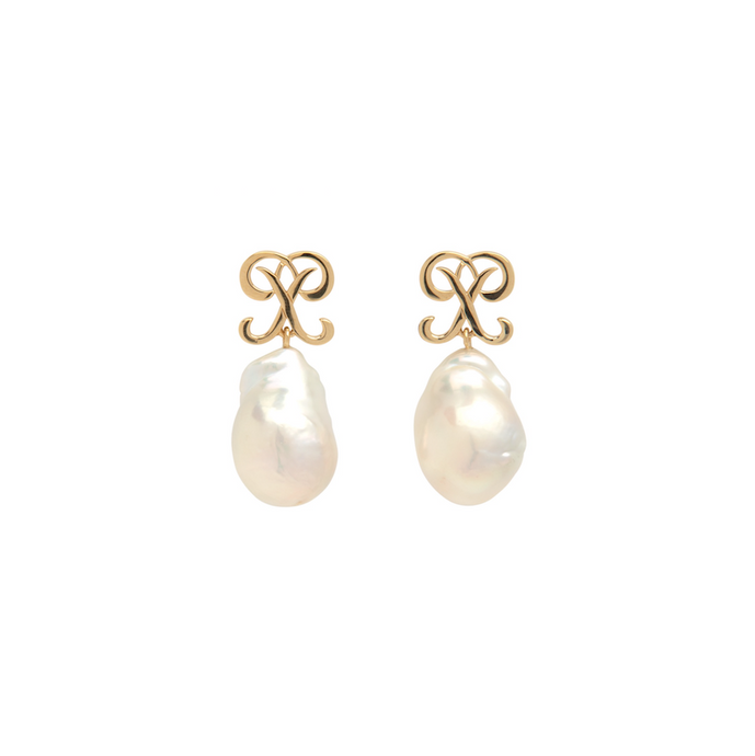 PANTOLIN MONOGRAM PEARL EARRINGS GOLD Pantolins monogram med vackra barockpärlor. Varje pärla är unik så storleken skiljer sig från par till par.