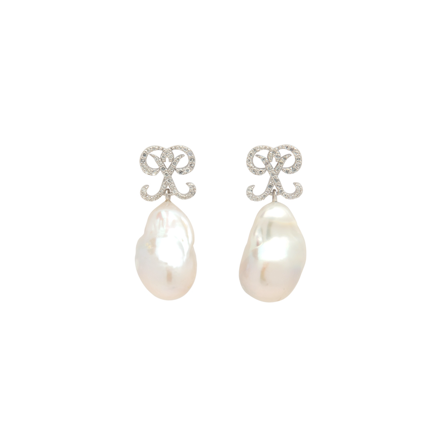 PANTOLIN MONOGRAM PEARL EARRINGS SILVER Pantolins monogram med vackra barockpärlor där monogrammet är dekorerat med vita safirer. Varje pärla är unik så storleken skiljer sig från par till par.