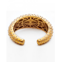Load image into Gallery viewer, PAULA PANTOLIN FINE JEWELLERY Den vackra &quot;Ostrich&quot; kollektionen kännetecknas av dess vackra inre och unika strukturerade yta som liknar strutsskinn. - ‘Mina smycken är som en couture-klänning, insidan är lika viktig som utsidan; säger Paula Pantolin.