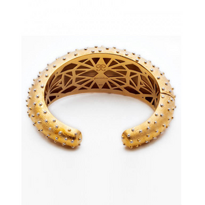 PAULA PANTOLIN FINE JEWELLERY Den vackra "Ostrich" kollektionen kännetecknas av dess vackra inre och unika strukturerade yta som liknar strutsskinn. - ‘Mina smycken är som en couture-klänning, insidan är lika viktig som utsidan; säger Paula Pantolin.