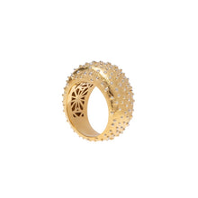 Load image into Gallery viewer, PANTOLIN OSTRICH RING GOLD Den vackra &quot;Ostrich&quot; kollektionen kännetecknas av dess vackra inre och unika strukturerade yta som liknar strutsskinn. - ‘Mina smycken är som en couture-klänning, insidan är lika viktig som utsidan; säger Paula Pantolin.