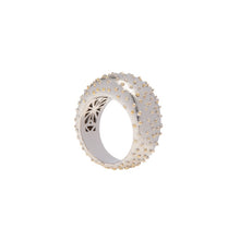 Load image into Gallery viewer, PANTOLIN OSTRICH RING SILVER Den vackra &quot;Ostrich&quot; kollektionen kännetecknas av dess vackra inre och unika strukturerade yta som liknar strutsskinn. - ‘Mina smycken är som en couture-klänning, insidan är lika viktig som utsidan; säger Paula Pantolin.