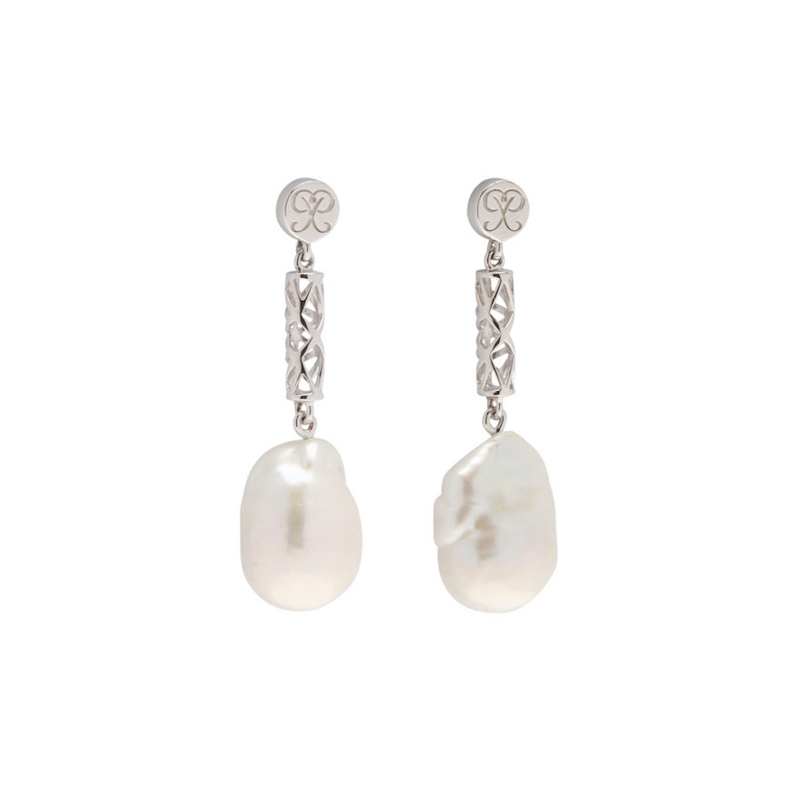 PANTOLIN PLANET NINE BAROQUE EARRINGS SILVER Magiskt vackra örhängen med en underbar Barock pärla.