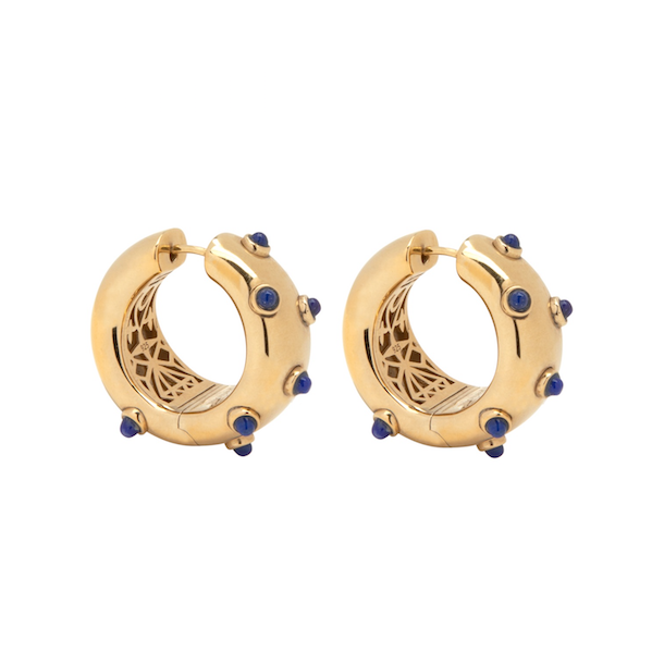 PANTOLIN SKY HOOPS GOLD LAPIS Sky hoops kollektionen kännetecknas av dess vackra inre och dess yttre med 9 Lapis stenar. - ‘Mina smycken är som en couture-klänning, insidan är lika viktig som utsidan; säger Paula Pantolin.