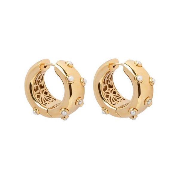 PANTOLIN SKY HOOPS GOLD PEARL  Sky hoops kollektionen kännetecknas av dess vackra inre och dess yttre med 9 sötvatten pärlor. - ‘Mina smycken är som en couture-klänning, insidan är lika viktig som utsidan; säger Paula Pantolin.