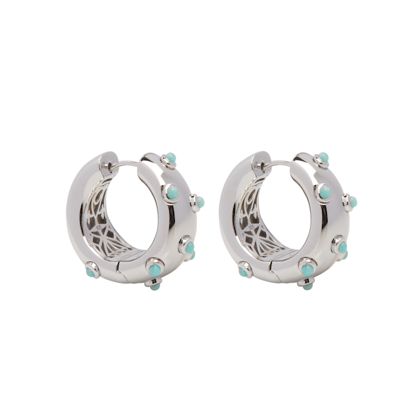 PANTOLIN SKY HOOPS SILVER AMAZONITE Sky hoops kollektionen kännetecknas av dess vackra inre och dess yttre med 9 rosen slipade Amazonite stenar. - ‘Mina smycken är som en couture-klänning, insidan är lika viktig som utsidan; säger Paula Pantolin.