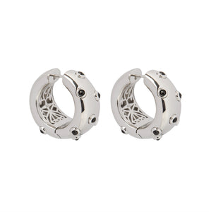 PANTOLIN SKY HOOPS ONYX Sky hoops kollektionen kännetecknas av dess vackra inre och dess yttre med 9 rosen slipade onyx stenar. - ‘Mina smycken är som en couture-klänning, insidan är lika viktig som utsidan; säger Paula Pantolin.