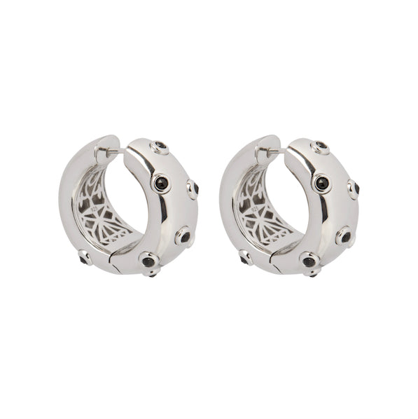 PANTOLIN SKY HOOPS ONYX Sky hoops kollektionen kännetecknas av dess vackra inre och dess yttre med 9 rosen slipade onyx stenar. - ‘Mina smycken är som en couture-klänning, insidan är lika viktig som utsidan; säger Paula Pantolin.