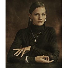 Load image into Gallery viewer, PAULA PANTOLIN FINE JEWELLERY Den vackra &quot;Ostrich&quot; kollektionen kännetecknas av dess vackra inre och unika strukturerade yta som liknar strutsskinn. - ‘Mina smycken är som en couture-klänning, insidan är lika viktig som utsidan; säger Paula Pantolin.