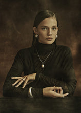 Load image into Gallery viewer, PANTOLIN FINE JEWELLERY OSTRICH RING SILVER Den vackra &quot;Ostrich&quot; kollektionen kännetecknas av dess vackra inre och unika strukturerade yta som liknar strutsskinn. - ‘Mina smycken är som en couture-klänning, insidan är lika viktig som utsidan; säger Paula Pantolin.