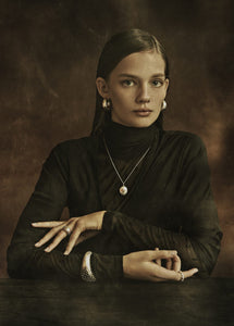 PANTOLIN FINE JEWELLERY OSTRICH RING SILVER Den vackra "Ostrich" kollektionen kännetecknas av dess vackra inre och unika strukturerade yta som liknar strutsskinn. - ‘Mina smycken är som en couture-klänning, insidan är lika viktig som utsidan; säger Paula Pantolin.