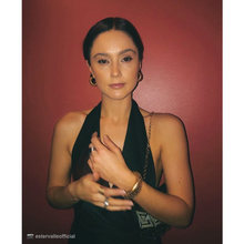 Load image into Gallery viewer, PAULA PANTOLIN FINE JEWELLERY Den vackra &quot;Ostrich&quot; kollektionen kännetecknas av dess vackra inre och unika strukturerade yta som liknar strutsskinn. - ‘Mina smycken är som en couture-klänning, insidan är lika viktig som utsidan; säger Paula Pantolin.