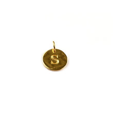 Load image into Gallery viewer, Syster P Beloved Letter S, bokstavsberlock i sterling silver, pläterad med 18K guld.