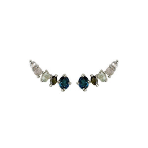 SYSTER P DAZZLE EARRINGS BLUE TOPAS SILVER Härligt gnistrande örhängen i sterling silver med infattade halvädelstenar som klättar fint längs örat.