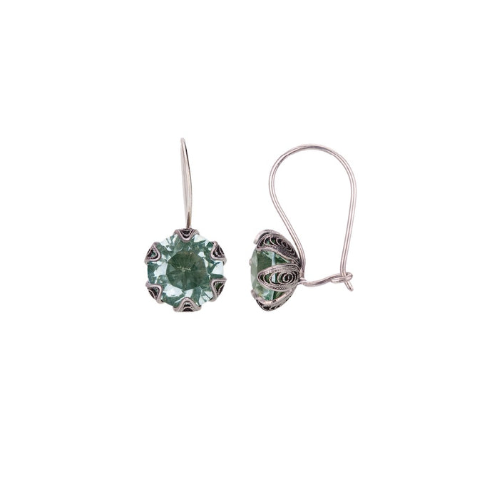 YVONE CHRISTA NY TULIP EARRINGS TINY, AQUA LEMURIA  Vackra klassiska örhängen vintagestil med en gnistrande facettslipad Aqua Lemuria som sitter i en handgjord filigranmönstrad tulpanfattning. 