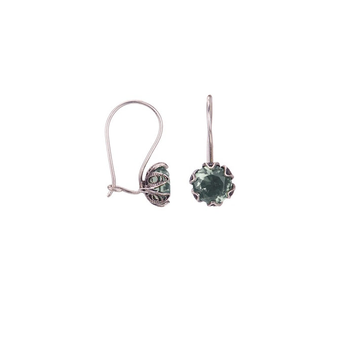 YVONE CHRISTA NY TULIP EARRINGS TINY, AQUA LEMURIAVackra klassiska örhängen vintagestil med en gnistrande facettslipad Aqua Lemuria som sitter i en handgjord filigranmönstrad tulpanfattning. 