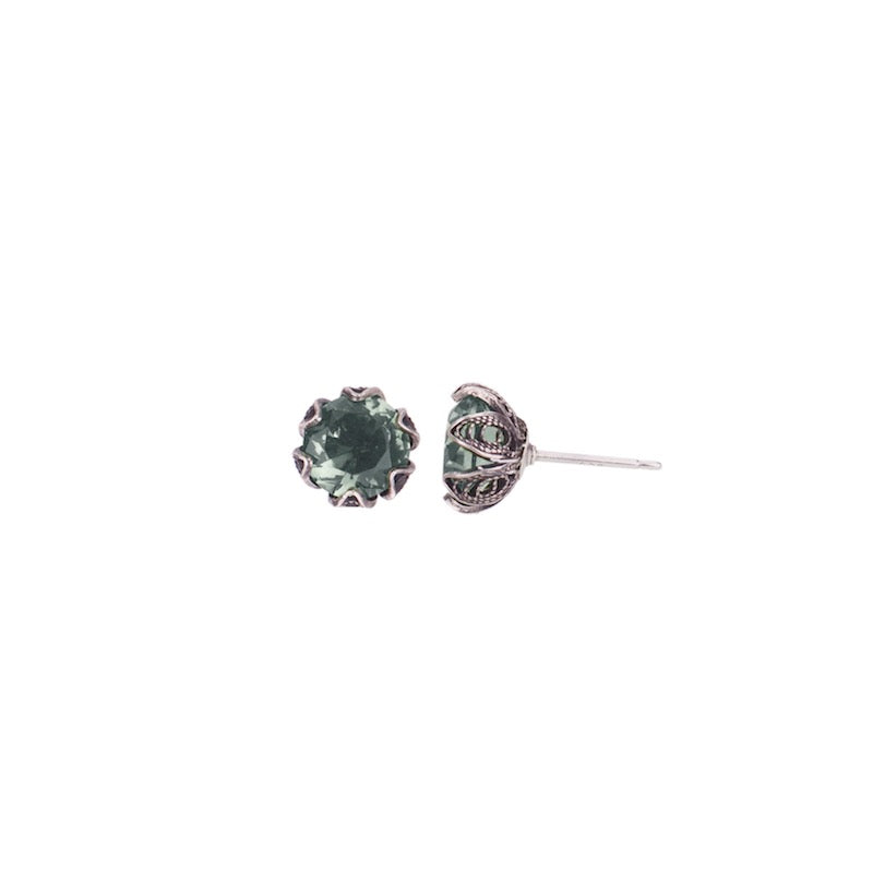 YVONE CHRISTA TULIP EARRINGS S, AQUA LEMURIA Vackra klassiska örhängen vintagestil med en gnistrande facettslipad Aqua Lemuria som sitter i en handgjord filigranmönstrad tulpanfattning. 